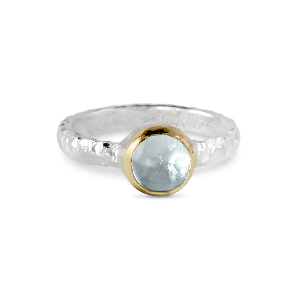 Ring in silver with  cabochon blue topaz in 18ct gold. - paul magen
